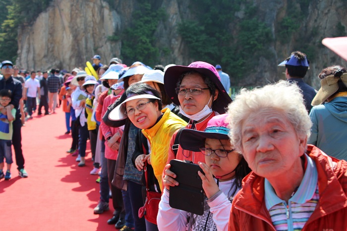 A crowd of Dangjin residents welcome Kim upon his safe return, at Waemokhang Port on May 16. 