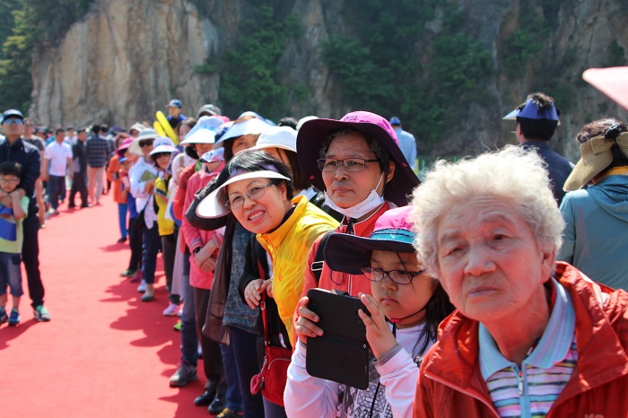 A crowd of Dangjin residents welcome Kim upon his safe return, at Waemokhang Port on May 16.