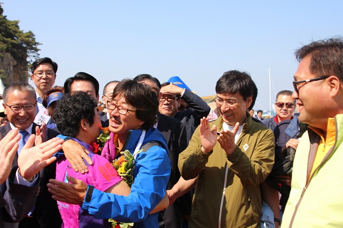 Sailor Kim Seung-jin hugs one of his supporters. The Dangjin City Women's Association made him some dried food for his adventure.