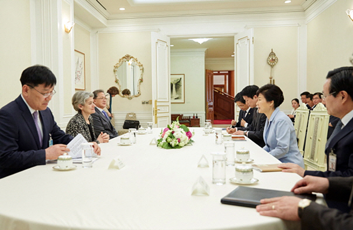 President Park Geun-hye meets Irina Bokova, director-general of UNESCO, on May 20, to discuss Korea-UNESCO relations and participation in a global campaign for the development of education. 