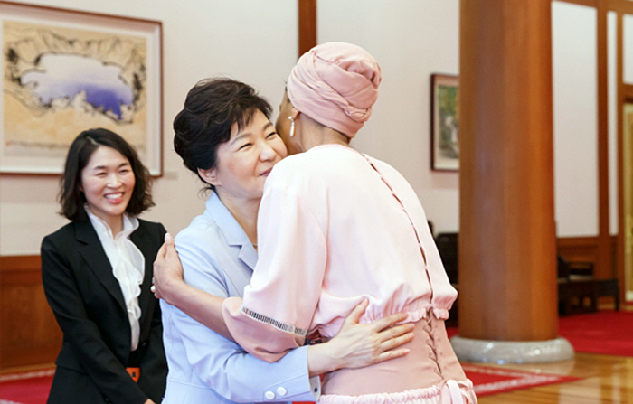 President Park Geun-hye and former First Lady Moza bint Nasser Al Misnad of Qatar talk about ways to train the workforce in the education and science sectors.