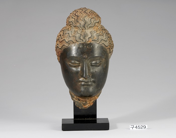Head of Buddha. 2nd century. Pakistan. This sculpture represents the typical Gandhara style.