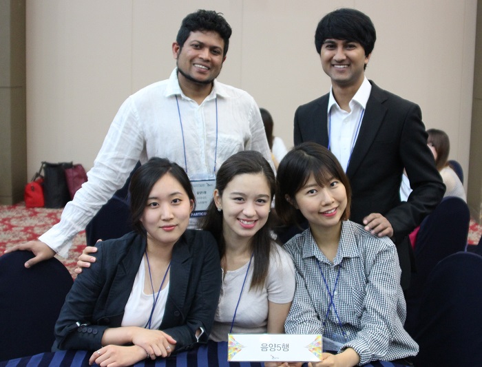 This year's grand prize at the 'Exploring Korean Humanities Together' contest goes to the <i>Eumyangohhaeng</i> team. The team consists of (from left, back row) Wijetunga Chandanashrinath from Sri Lanka and Kumar Srijan from India and (from left, front row) Park Hyun-seon from Korea, Yuldasheva Shakhlo from Uzbekistan and Kim Do-Hee from Korea.
