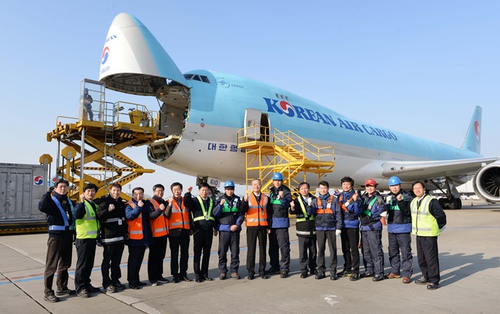 Minister of Trade, Industry and Energy Paik Ungyu (eighth from right) poses for a group photo with staff at Korean Air’s cargo terminal at Incheon International Airport on Jan. 1. (Ministry of Trade, Industry and Energy)