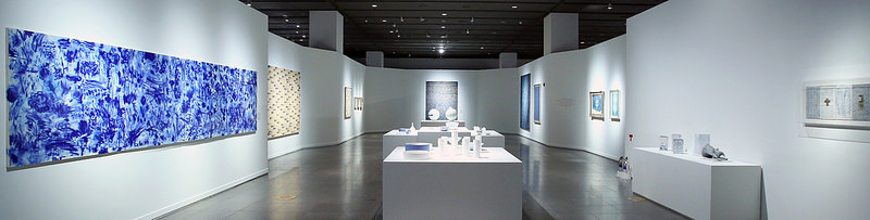 The “In Blue and White: Porcelains of the Joseon Dynasty” exhibition is underway at the National Museum of Korea.