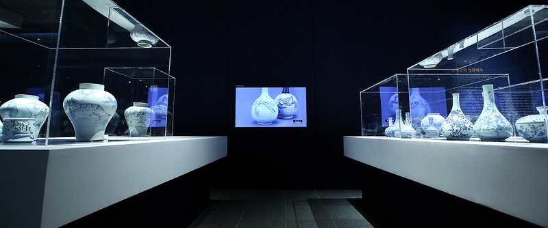 The special exhibition at the National Museum of Korea, "In Blue and White: Porcelains of the Joseon Dynasty," showcases an array of blue and white porcelain dating from the Joseon Dynasty. 