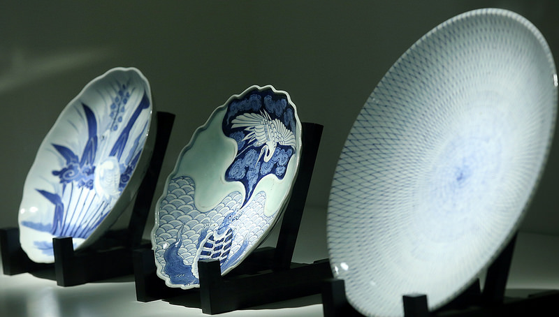 Porcelain plates made of blue and white are on exhibit at the “In Blue and White: Porcelains of the Joseon Dynasty” exhibition at the National Museum of Korea.