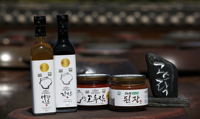 Exports of traditional Korean fermented pastes and sauces, like <i>ganjang</i> soy sauce, <i>doenjang</i> soy bean paste and <i>gochujang</i> red pepper paste, surpassed USD 53 million in 2016, 8 percent higher than the previous year. (Korea.net DB)