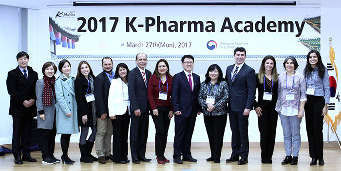 Government officials from Argentina, Chile, Costa Rica, Peru, Brazil and Mexico pose for a photo during the fifth K-Pharma Academy, held at the Ministry of Food and Drug Safety in Cheongju, Chungcheongbuk-do Province, on March 27.