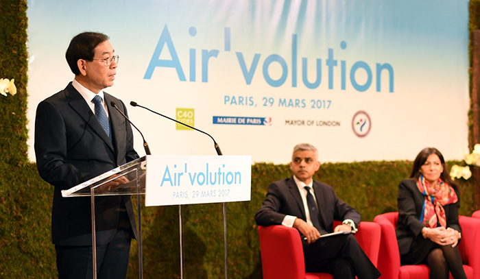 Mayors from Seoul, Paris and London jointly launch the new Global Car Scoring System, a rating system to measure car emissions. Seoul Mayor Park Won Soon (left) speaks about the system with London Mayor Sadiq Khan (center) and Paris Mayor Anne Hidalgo during a press meeting at Paris City Hall on March 29.