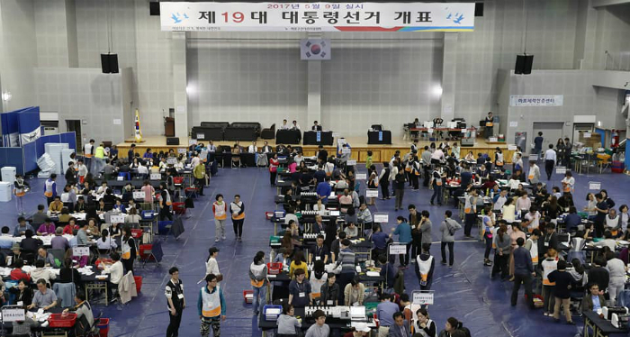 Ballot-counting for Korea's 19th presidential term takes place at the Mapo Gumin Sports Center in Mapo-gu District, Seoul, on May 9.
