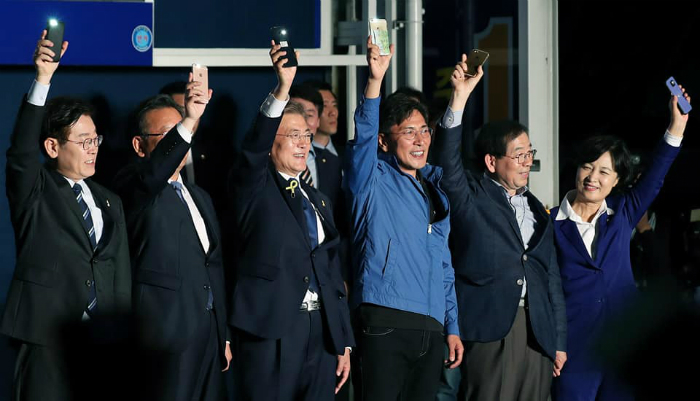 Democratic Party candidate Moon Jae-in (third from left) waves to his supporters at Gwanghwamun Square in central Seoul on May 9. (Photo: Jeon So-hyang, Ministry of Culture, Sports and Tourism)