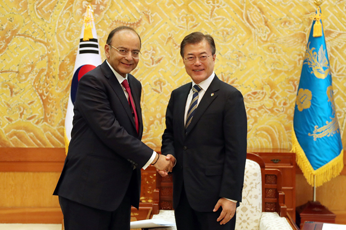 Indian Finance Minister Arun Jaitley (left) is greeted by President Moon Jae-in at Cheong Wa Dae on June 15.  (Cheong Wa Dae)