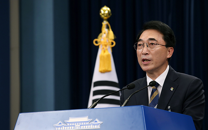 Cheong Wa Dae spokesman Park Soo-hyun on June 27 announces in a news briefing that President Moon Jae-in early next month will pay an official visit to Germany and attend the G20 summit in Hamburg. (Jeon Han)