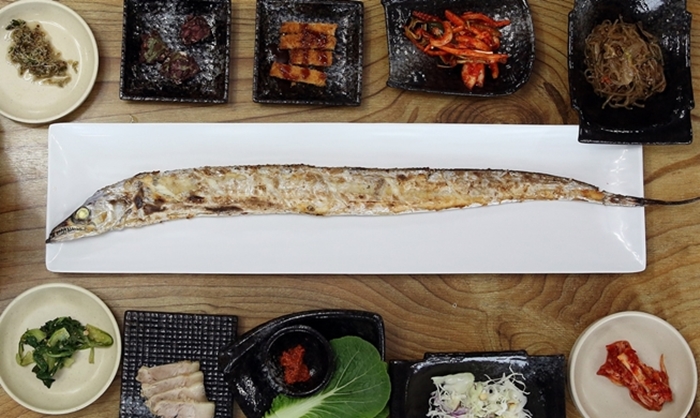 <i>Galchi</i> largehead hairtail fish (갈치) are in season in Korea from July to October. The fish is usually grilled or boiled with seasoning. The photo above is grilled hairtail served at a restaurant on Jeju Island that serves locally caught fish. (Jeon Han)