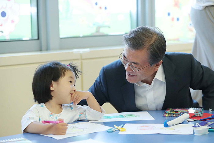 문재인 대통령(오른쪽)이 9일 서울 서초구의 성모병원에서 한 어린이 환자와 대화하고 있다.