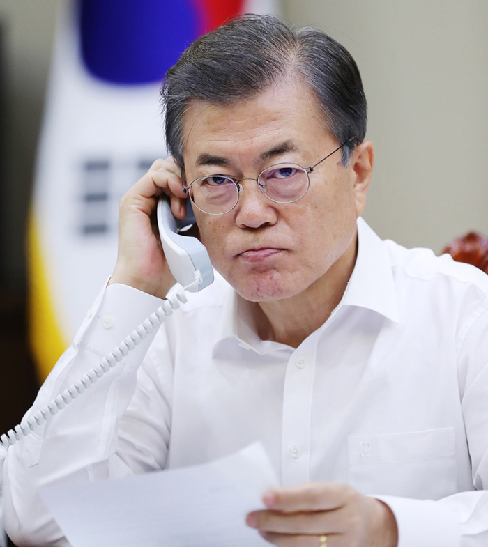 President Moon Jae-in holds a telephone conversation for 30 minutes with Japanese Prime Minister Shinzo Abe to discuss joint cooperation measures against North Korean nuclear weapons, on Aug. 25.