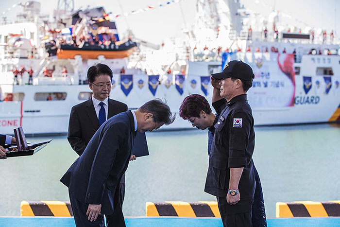 President Moon Jae-in bows to Korea Coast Guard recipients before awarding them with medals on the 64th anniversary of Korea Coast Guard Day, at the Port of Incheon Coast Guard Station on Sept. 13.
