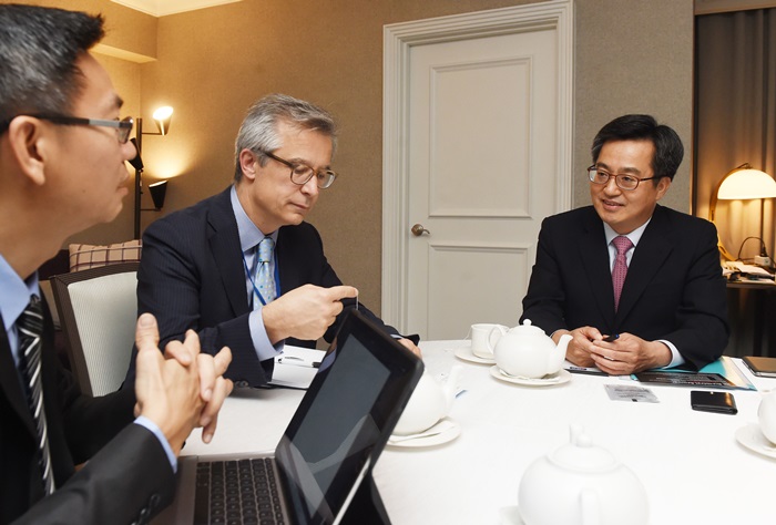 Deputy Prime Minister Kim Dong-yeon (right) holds a meeting with Moritz Kraemer, chief ratings officer at S&P Global, in Washington, D.C., on Oct. 13. (Ministry of Strategy and Finance)