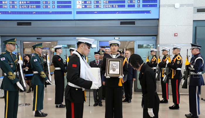 Minister of Patriots and Veterans Affair Pi Woo-jin (right) bows to honor the return of the remains of French Korean War veteran Jean le Houx, at Incheon International Airport on Nov. 1.