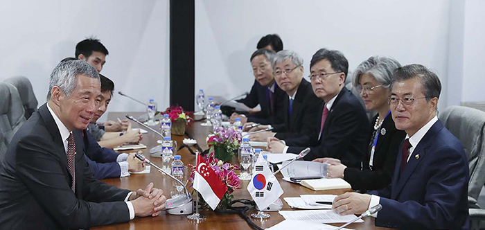 President Moon Jae-in holds a summit with Singaporean Prime Minister Lee Hsien Loong at the Philippine International Convention Center in Manila on Nov. 14.