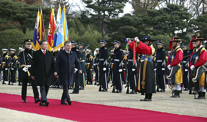 President Moon Jae-in and Uzbekistani President Shavkat Mirziyoyev inspect the honor guard during the official welcoming ceremony at Cheong Wa Dae on Nov. 23.