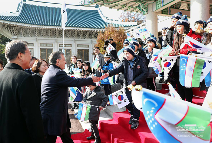 President Moon Jae-in and Uzbekistani President Shavkat Mirziyoyev are greeted by children from both countries during an official welcome ceremony at Cheong Wa Dae on Nov. 23.