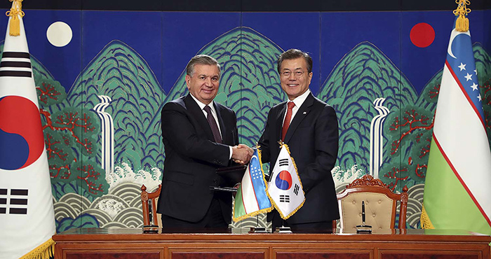 President Moon Jae-in (right) and Uzbekistani President Shavkat Mirziyoyev pose for a photo after signing a joint statement at Cheong Wa Dae on Nov. 23.