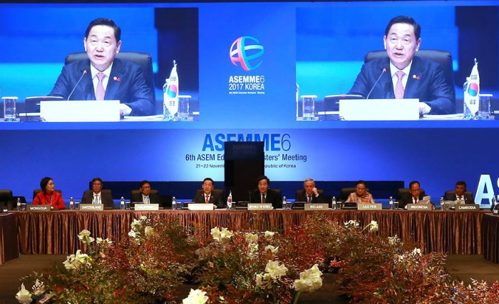 Deputy Prime Minister and Minister of Education Kim Sang-kon announces at the sixth ASEM Education Ministerial Meeting that education leaders have agreed to adopt the Seoul Declaration, at the Hotel Shilla in Seoul on Nov. 22. (Minister Kim's Facebook profile)