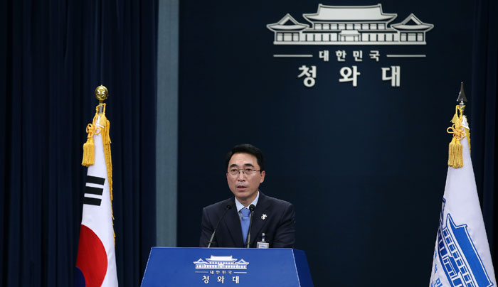 President Moon Jae-in says that negotiations between Korea and Japan in 2015 concerning the issue of the so-called 'comfort women' were seriously flawed. Cheong Wa Dae spokesperson Park Soo-hyun releases President Moon’s statement on Dec. 28. (Korea.net DB)
