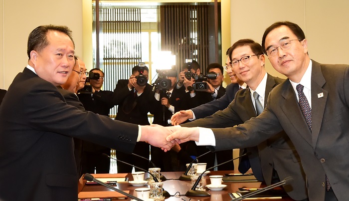 The head of the North Korean delegation, Chairman of the Committee for the Peaceful Reunification of the Country Ri Son Gwon (left) and the Minister of Unification Cho Myoung-Gyon shake hands before the high-level meeting held at Peace House in Panmunjeom on Oct. 15. (Ministry of Unification)