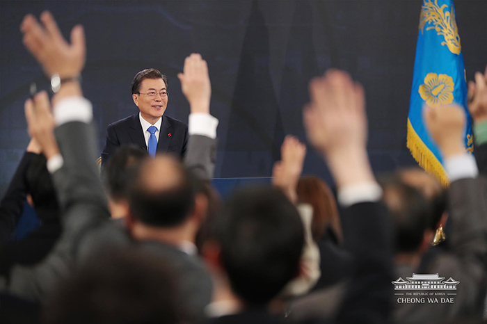 President Moon Jae-in is faced with many questions from journalists during his New Year's press conference, at the Yeongbingwan Guest House at Cheong Wa Dae on Jan. 10.
