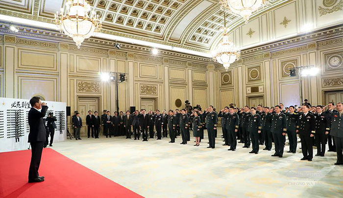 President Moon Jae-in welcomes with a bow the newly-appointed brigadier generals this year, at the Yeongbingwan Guest House at Cheong Wa Dae on Jan 11. President Moon awarded ceremonial swords to a total of 56 new brigadier generals.