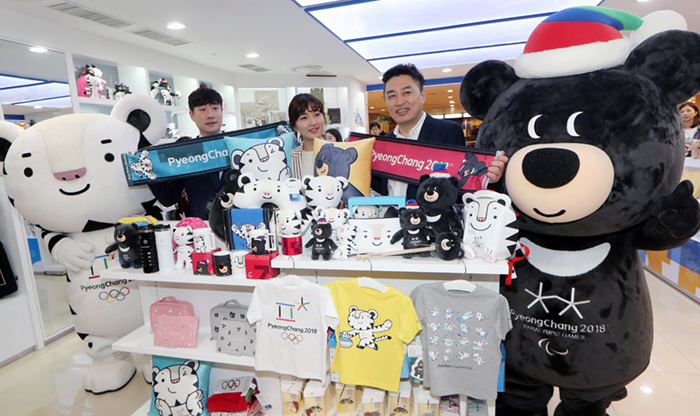 Official PyeongChang Olympic goods are now available at 29 licensed outlets at major tourist spots across Korea, as well as online. The photo above shows the Olympic kiosk at the Lotte Department Store in Jung-gu District, downtown Seoul.