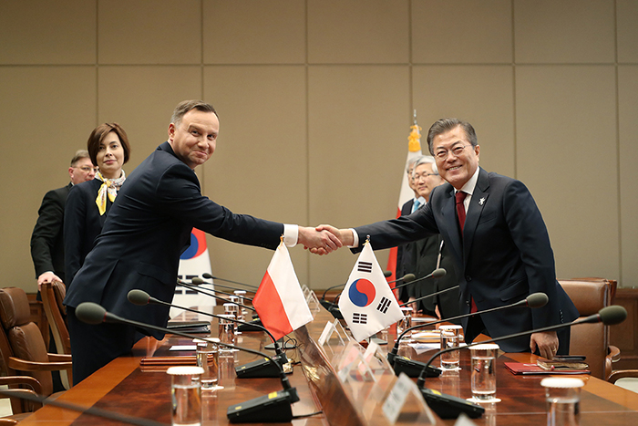 President Moon Jae-in (right) on Feb. 8 shakes hands with Polish President Andrzej Duda at Cheong Wa Dae.