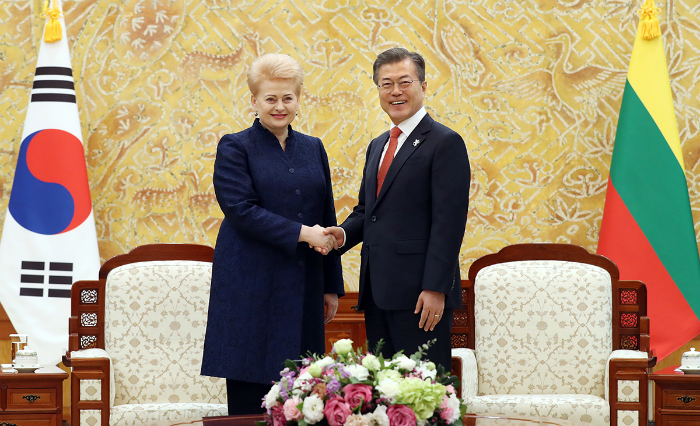 President Dalia Grybauskaite of Lithuania (left) and President Moon Jae-in shake hands at Cheong Wa Dae on Feb. 7.