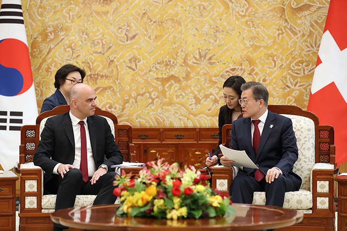 President Moon Jae-in (right) holds a summit meeting with Swiss President Alain Berset at Cheong Wa Dae on Feb. 8.