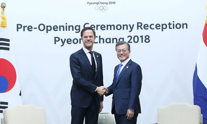 President Moon Jae-in (right) and Prime Minister of the Netherlands Mark Rutte pose for a photo in Yongpyeong, Gangwon-do Province, on Feb. 9.