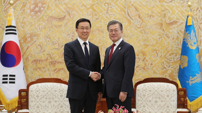 Han Zheng (left), a member of the Standing Committee of the Communist Party of China who is visiting Korea as a special envoy for Chinese President Xi Jinping, shakes hands with President Moon Jae-in at Cheong Wa Dae on Feb. 8. (Cheong Wa Dae)
