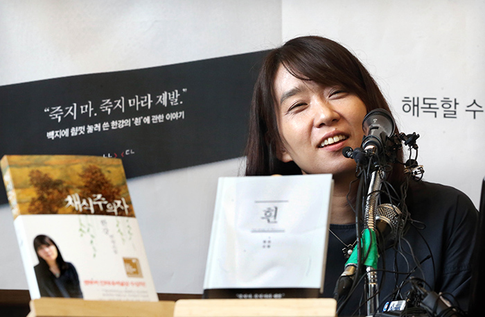 Novelist Han Kang is once again listed as a candidate for the Man Booker International Prize for her book 'The White Book.' The photo shows Han during a press conference for the release of 'The White Book' in May 2016. (Yonhap News)