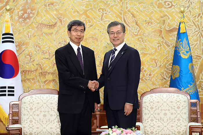 President Moon Jae-in (second from left) and Asia Development Bank President Takehiko Nakao pose for a photo at Cheong Wa Dae on March 14. (Cheong Wa Dae)