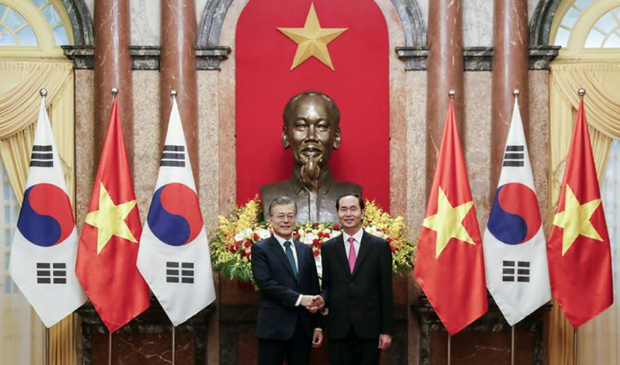 President Moon Jae-in (left) and Vietnamese President Tran Dai Quang pose for a photo at the Presidential Palace in Hanoi on March 23.