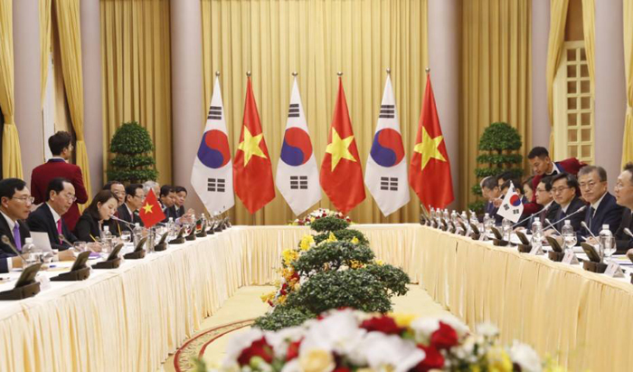 President Moon Jae-in (right) and Vietnamese President Tran Dai Quang hold a summit meeting at the Presidential Palace in Hanoi on March 23.