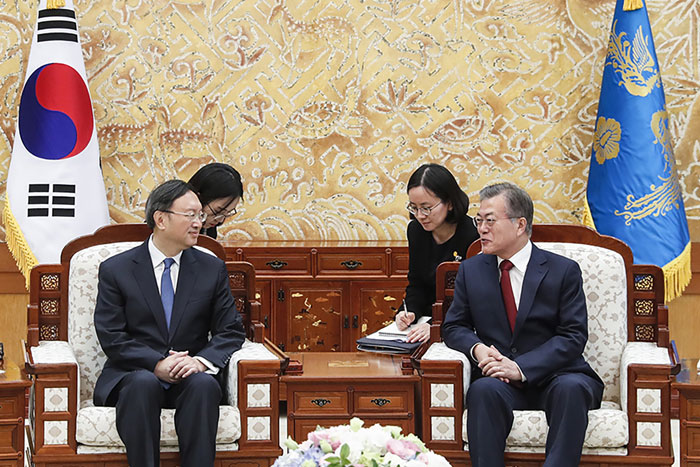 Yang Jiechi (left), a Chinese state councilor and a special envoy from the Chinese president, and President Moon Jae-in discuss ways for Korea and China to cooperate on bringing peace to the Korean Peninsula.