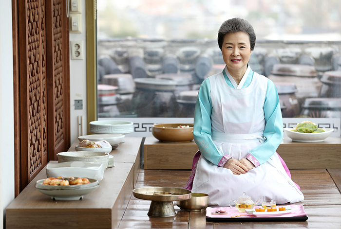 Director Yoon Sook-ja of the Institute of Traditional Korean Food says on April 6 that the leaders of the two Koreas can share their food and become closer through the upcoming 2018 Inter-Korean Summit. In front her are brassware that contains the bibimbap mixed rice and boiled meat platter that she has recommended for the two leaders.