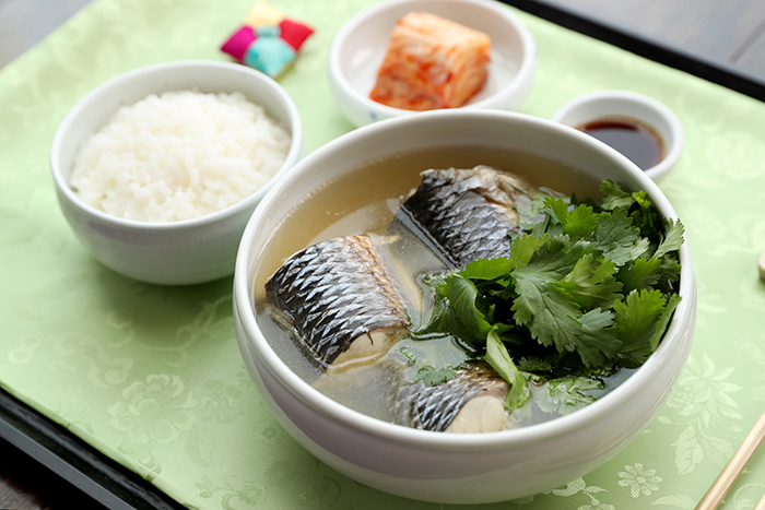 The North's banquet after the 2007 Inter-Korean Summit focused on the taste of the main ingredients and had generous servings. The photo shows a gray mullet soup made with mullet from the Daedonggang River, one of the North banquet dishes that Yoon has reproduced.