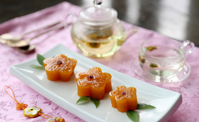 Sweet pumpkin jelly and wild chrysanthemum tea are served as dessert at the South's reciprocal banquet after the 2007 Inter-Korean Summit. Director Yoon has reproduced the dish.