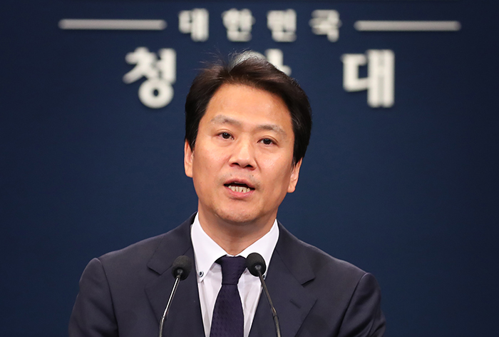 Presidential Chief of Staff Im Jong-seok, also serving in the role of chief commissioner of the Inter-Korean Summit Preparation Committee, briefs the press on progress for the upcoming 2018 Inter-Korean Summit, at Cheong Wa Dae on April 17. (Yonhap News)
