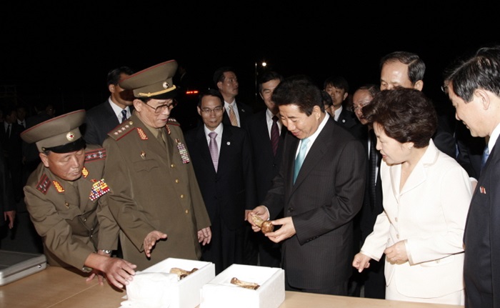 2007년 10월 4일 김정일 국방위원장이 군사분계선을 넘으려던 노무현 대통령에게 송이버섯 500상자를 선물로 전달했다. 청와대는 이것을 며칠 뒤 사회 각계각층 3,800여명에게 나눠 전달했다.