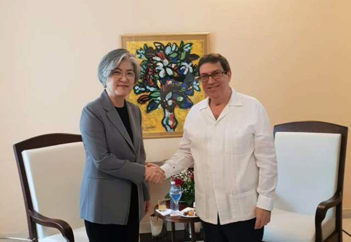 강경화 외교부 장관(왼쪽)이 10일 쿠바 아바나에서 브루노 로드리게스 쿠바 외교장관과 회담에 앞서 악수하고 있다. 외교부
